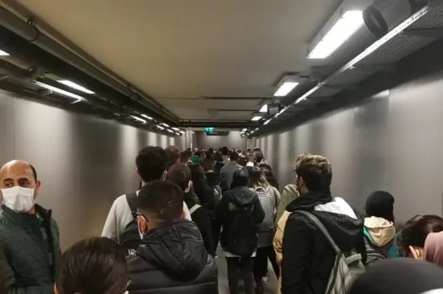 İstanbullunun ulaşım çilesi bitmek bilmiyor! Gayrettepe metro istasyonunda tepki çeken görüntü