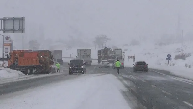 erzincanda-iki-gundur-etkili-olan-kar-yagisi-86-koy-ve-34-mezra-yolunu-ulasima-kapatti-1641174094886.jpeg Erzincan'da iki gündür etkili olan kar yağışı 86 köy ve 34 mezra yolunu ulaşıma kapattı!-5