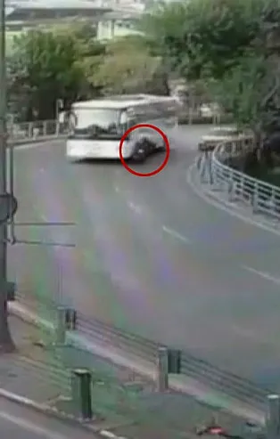 Motosiklet sürücüsü otobüsün altında kalmaktan kıl payı kurtuldu