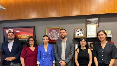 Bir yanda cuma namazı şovu diğer yanda LGBT ittifakı: Yeni Parti sapkın lobileri Meclis’te ağırladı
