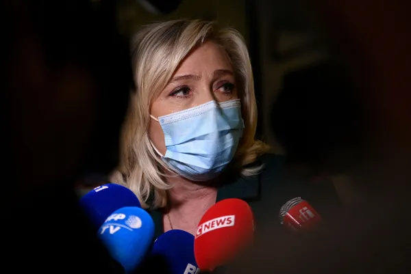 son-dakika-fransada-asiri-sagci-le-penden-islama-hakaret-1613129228041.jpg SON DAKİKA: Fransa'da aşırı sağcı Le Pen'den İslam'a hakaret-7
