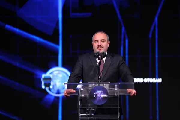 Türkiye’de bir ilk! Yerli şanzımanlı kamyon tanıtıldı