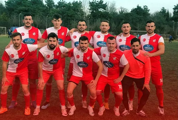 futbol-sahalarinda-gorulmemis-siddet-yerde-rakibine-tekme-atti-cene-elmacik-ve-burun-kemikleri-kirildi-gozunun-alti-yirtildi-1641214948768.jpg