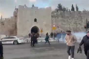 Mescid-i Aksa çevresinde baskı sürüyor: İsrail polisinden namaz kılmak için toplanan Filistinlilere müdahale