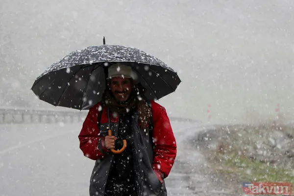 Mayıs ayının ortasında Van Bahçesaray'a 20 santimetre kalınlığında kar yağdı! Yazlık lastiği olanlar yolda kaldı besiciler zor anlar yaşadı - 1