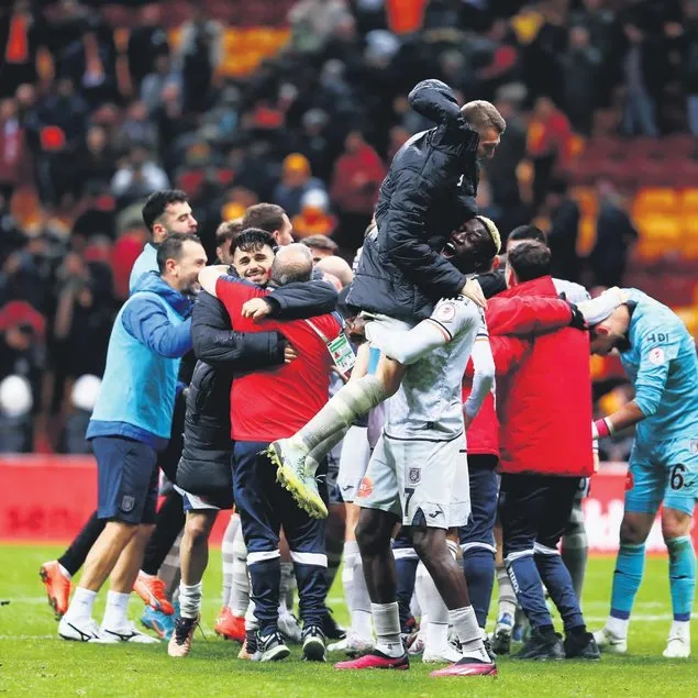 Aslan kupada darbe yedi
