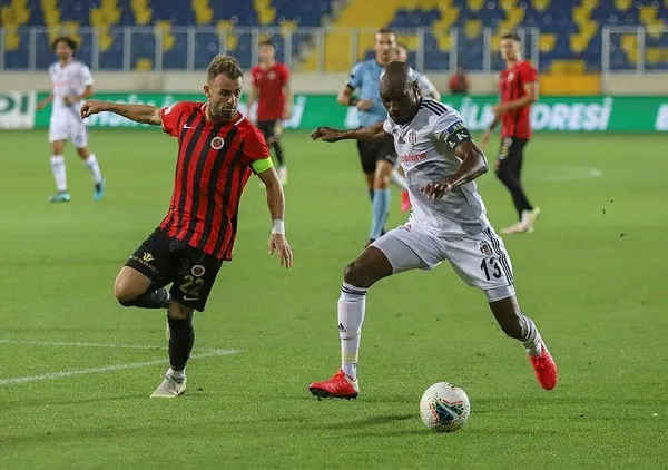 besiktas-genclerbirligi-deplasmaninda-3-puani-3-golle-aldi-1595707021863.jpeg