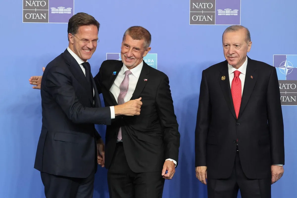 nato-liderlerine-baskan-erdogan-imzali-ozel-eser-1783521378348.jpeg NATO liderlerine Başkan Erdoğan imzalı özel eser: “The Politics of Courage: Erdoğan and the Rise of Türkiye” hediye edildi-4