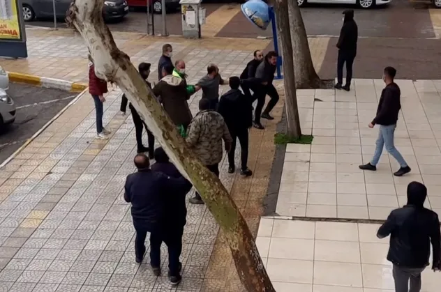Müşteriye tekme tokat saldıran taksiciler bıçaklandı