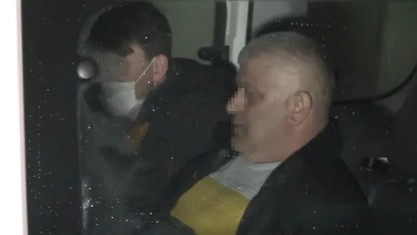 kocaelide-dehset-anlari-ayrilmak-icin-esyalarini-almaya-gelen-evli-sevgilisini-oldurerek-cesedini-rehin-aldi-1613426198874.jpg Kocaeli'de dehşet anları: Ayrılmak için eşyalarını almaya gelen evli sevgilisini öldürerek cesedini rehin aldı-5