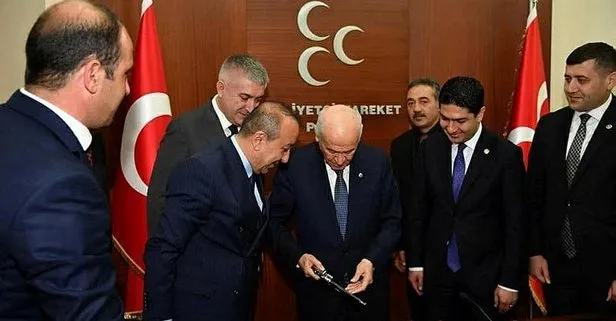 MHP lideri Devlet Bahçeli’ye 149 yıllık tabanca hediye edildi