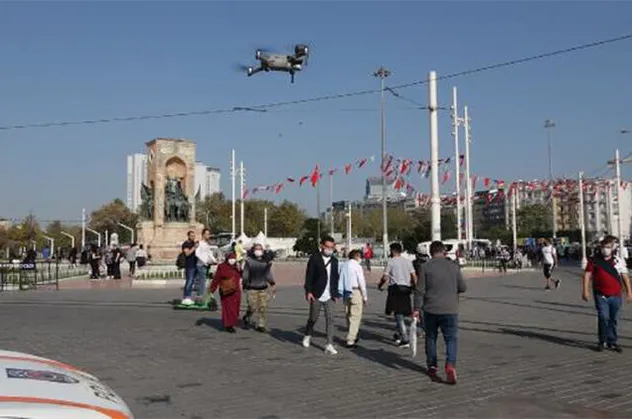 Taksim Meydanı'nda drone ile maske denetimi