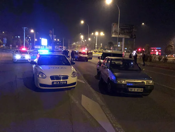 sokaga-cikima-kisitlamasini-ihlal-eden-sarhos-surucuye-ceza-kesildi-1606682924894.jpg Sokağa çıkıma kısıtlamasını ihlal eden sarhoş sürücüye ceza kesildi: Dövün beni, dövmeyeceksen niye götürüyorsun karakola?-4