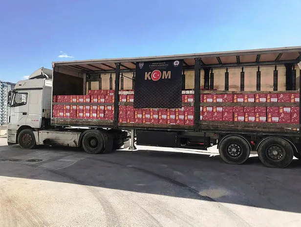 Mardin'de tırda gümrük kaçağı 16 bin 440 şişe içki ele geçirildi-3