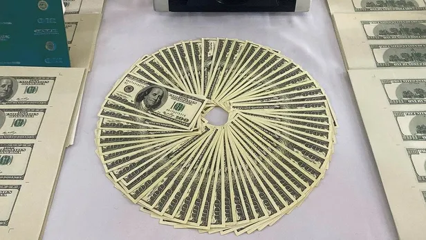 İstanbul'da 40 bin sahte 100 dolar ile 500 bin İngiltere Kraliyet pulu ele geçirildi-6