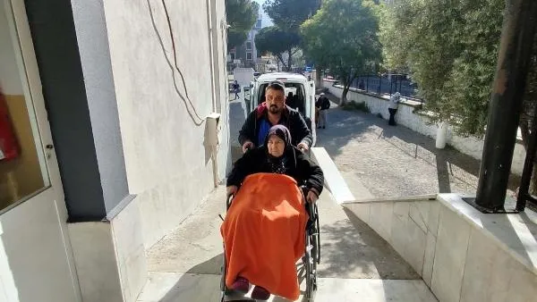 Oy vermeye bastonları ve tekerlekli sandalyelerle gittiler!-6