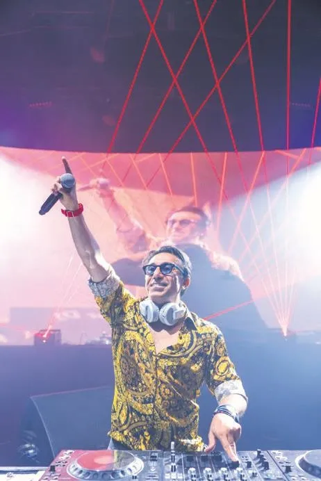 cicegi-burnunda-cift-ebru-sahin-ve-cedi-osman-temmuz-ayinda-15-bin-kilometre-yol-yapti-1658777735217.jpeg Çiçeği burnunda çift Ebru Şahin ve Cedi Osman Temmuz ayında 15 bin kilometre yol yaptı-15