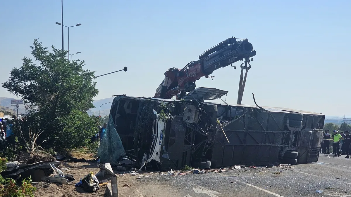 Kayseri'de yolcu otobüsü devrildi: 1 ölü 24 yaralı