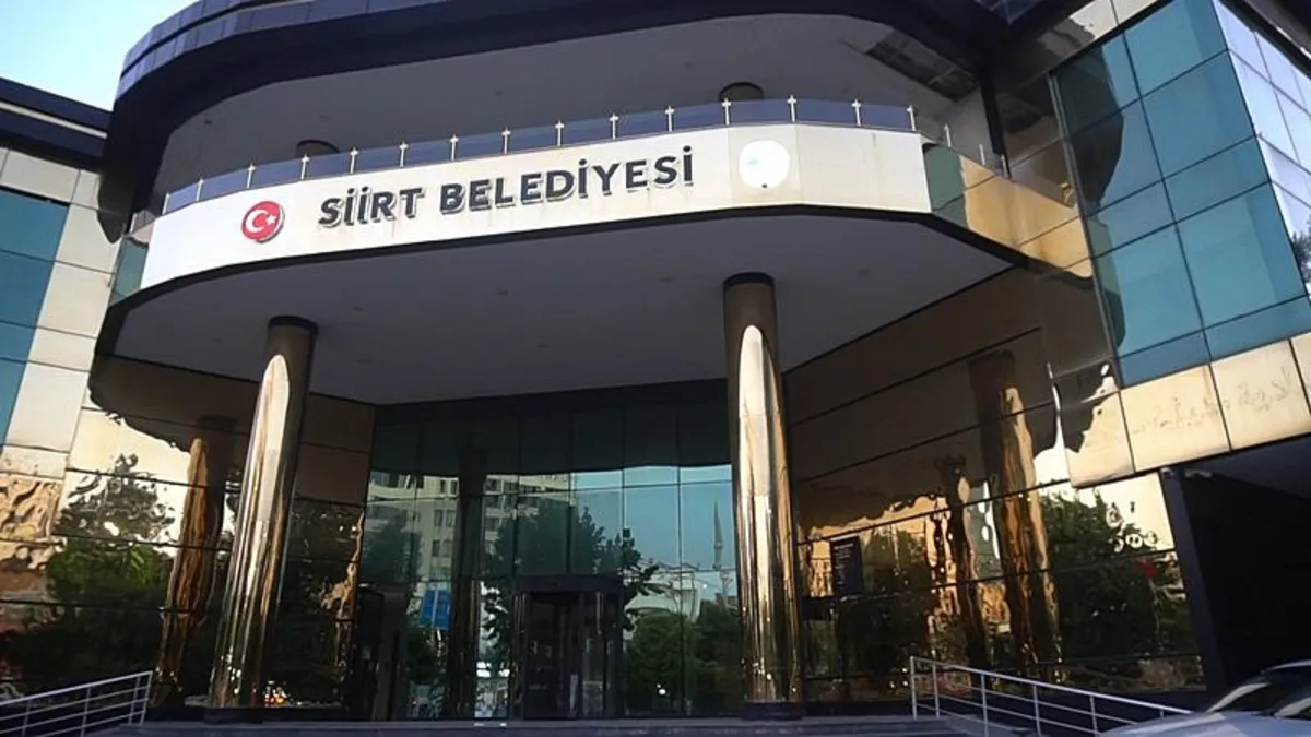 İçişleri Bakanlığı duyurdu: Siirt Belediyesi'ne kayyum atandı! Karar sonrası binaya Türk bayrağı asıldı
