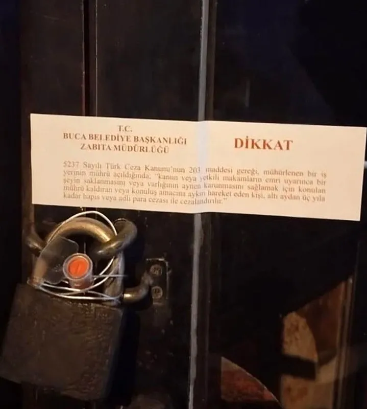 izmirden-igrenc-goruntu-borek-tezgahlarinda-fare-cirit-atti-1765959134128.jpeg İş yeri mühürlendi (İHA)