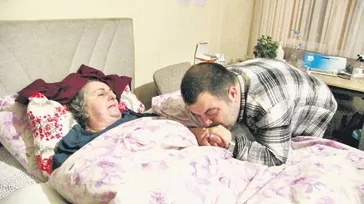 Artvin’de 9 yıldır felçli annesine bakıyor!