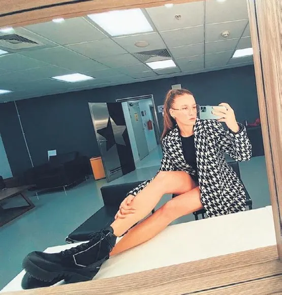 serenay-sarikayanin-pozu-olay-yaratti-iste-o-fotograf-1572646861023.jpeg Serenay Sarıkaya'nın pozu olay yarattı! İşte o fotoğraf...-1