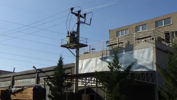 Kabus! Tişörtünü almaya giden işçinin üzerine yanan elektrik kablosu düştü-3
