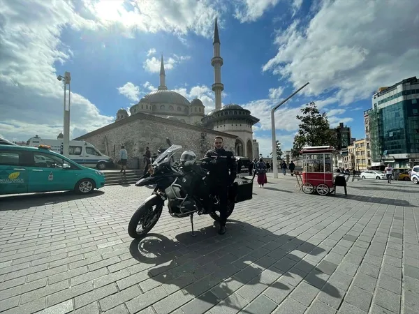 taksim-camisi-imami-abdullah-ozkanin-sasirtan-ozelligi-motosikletin-uzerinde-gorenler-meslegini-duyunca-sasiriyor-1633512192443.jpg Taksim Camisi İmamı Abdullah Özkan'ın şaşırtan özelliği! Motosikletin üzerinde görenler mesleğini duyunca şaşırıyor-8