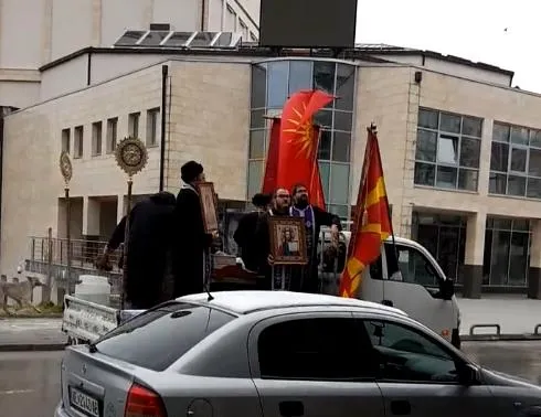 Avrupa’da papazlar sokağa indi!