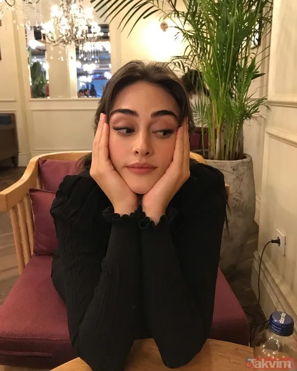 Esra Bilgiç derin sırt dekolteli süper minisiyle paylaştı sosyal medya sallandı! Elbisesi ayrı pozu ayrı olay oldu herkes onu konuştu - 5