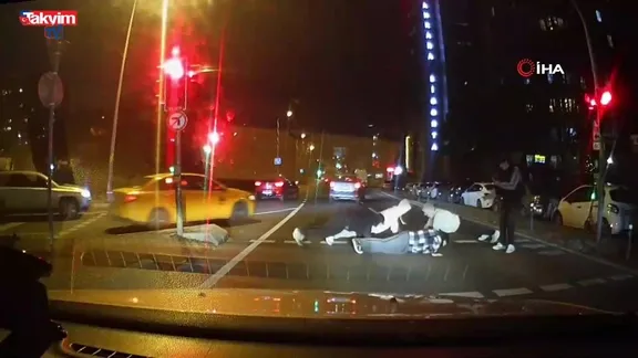 Kırmızı ışıkta sınav çektiler