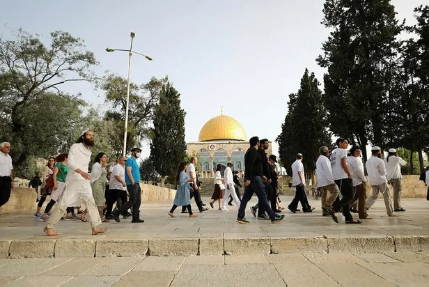 Son dakika: Filistin'de zulüm devam ediyor! İsrail polisinden Mescid-i Aksa'ya baskın-2