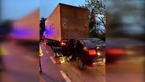 ARİFİYE KAZA haberi: Otomobil, PTT kamyonuna ok gibi saplandı: 1 ölü, 2 yaralı!