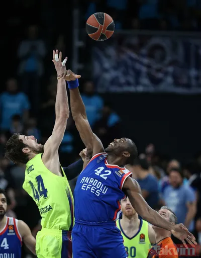 Anadolu Efes - Barcelona maç sonucu: 80-71 ile ilgili görsel sonucu