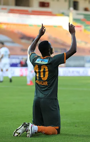 SON DAKİKA! Alanyaspor'da Babacar şoku! Kalp spazmı geçirdi