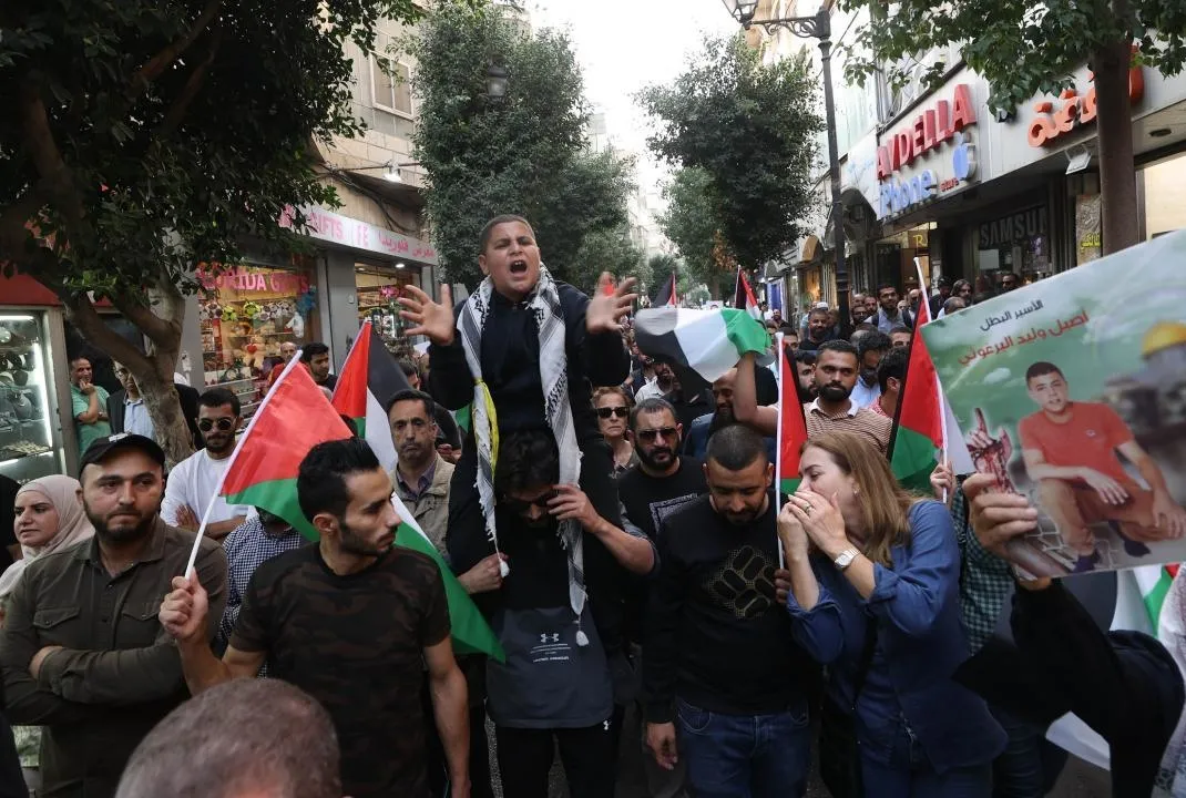 Filistinliler Macron’u protesto etti