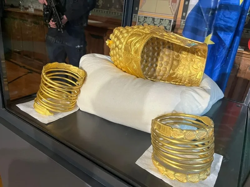 calinan-2500-yillik-altin-migfer-bulundu-suphelilerle-pazarlik-yapildi-1775296402241.jpg Çalınan 2.500 yıllık altın miğfer bulundu: Şüphelilerle pazarlık yapıldı-3