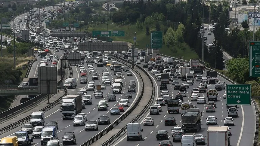 1-mayis-istanbulda-kapali-yollar-bugun-trafige-kapatilacak-yollar-ve-alternatif-guzergahlar-1777614387673.jpg Avrupa yakası ile Anadolu yakası arasında Beşiktaş, Beyoğlu ve Fatih ilçelerindeki iskelelere karşılıklı yolcu ve araç taşınması durduruldu.