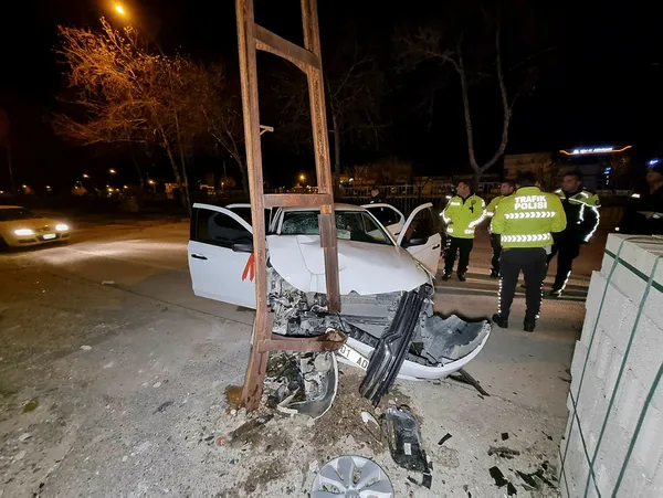 dugun-donusu-elektrik-diregine-girdi-3-yarali-1647842592415.jpg Düğün dönüşü elektrik direğine çarptı: 3 yaralı-3