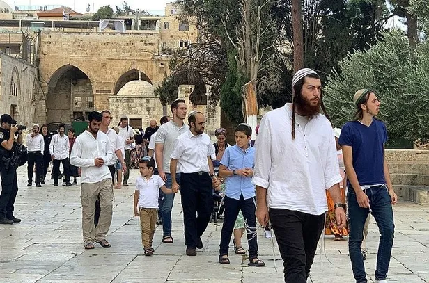 siyonist-teror-sinir-tanimiyor-israilli-fanatik-yahudilerden-mescid-i-aksa-imam-hatibi-seyh-sabriye-olum-tehdi-1696864642761.jpeg