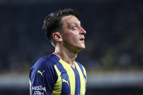 son-dakika-fenerbahcede-sok-karar-mesut-ozil-ve-ozan-tufan-kadro-disi-kaldi-1648124725110.jpg SON DAKİKA: Fenerbahçe'de kadro dışı kalan Mesut Özil'den flaş paylaşım: Aslolan Fenerbahçe'dir-4