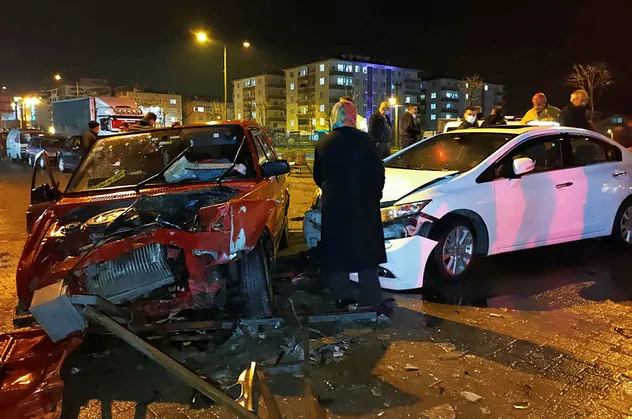 Bursa'da feci kaza! Kontrolden çıktı hurdaya döndü