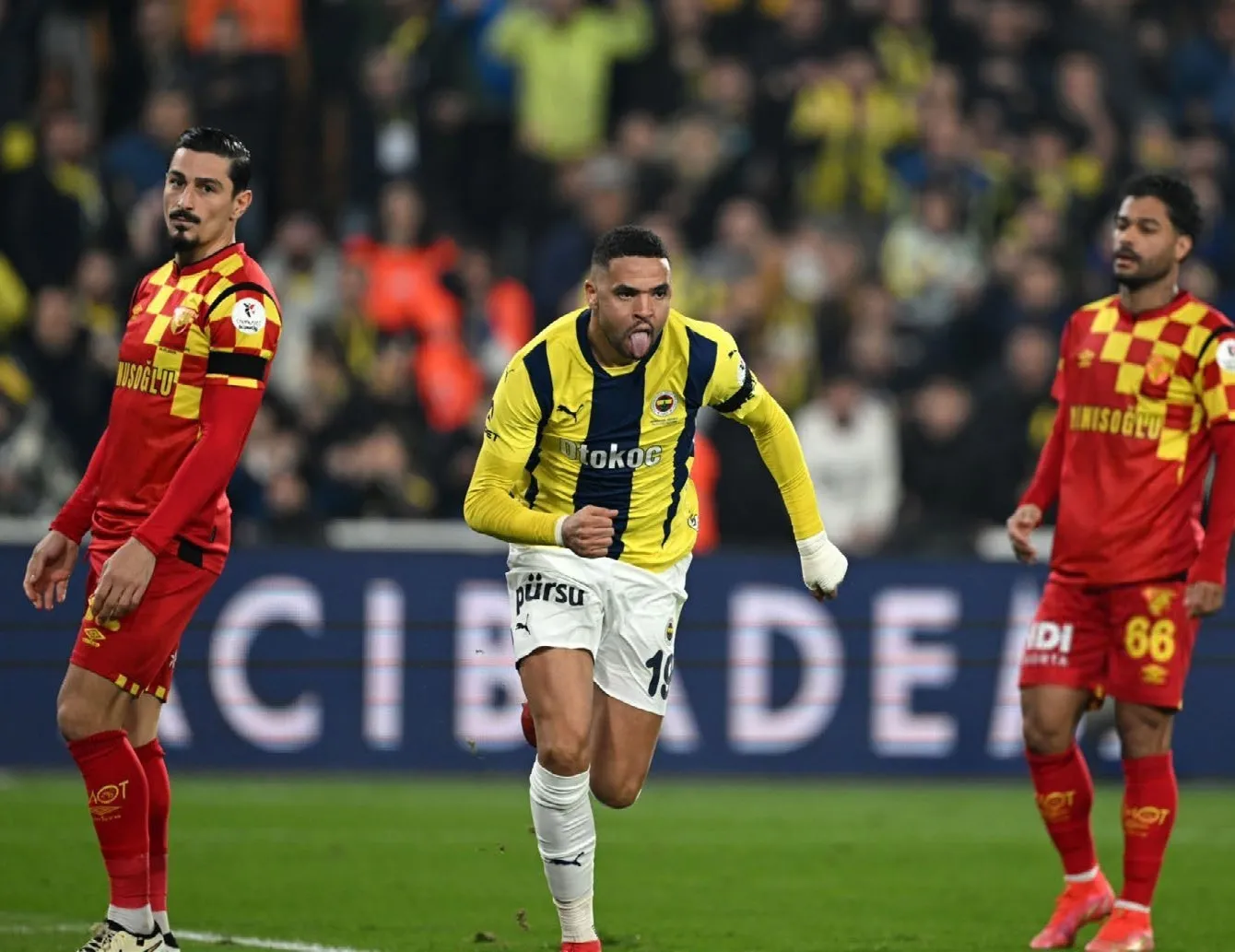 Kanarya kafasını çalıştırıyor