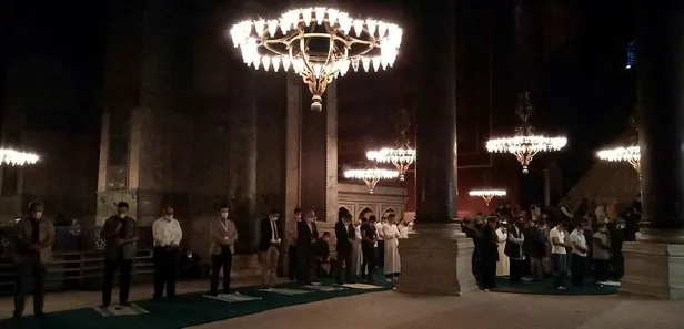 Son dakika: Ayasofya-i Kebir Cami-i Şerifi'nde sabah namazı yoğun katılımla kılındı-1