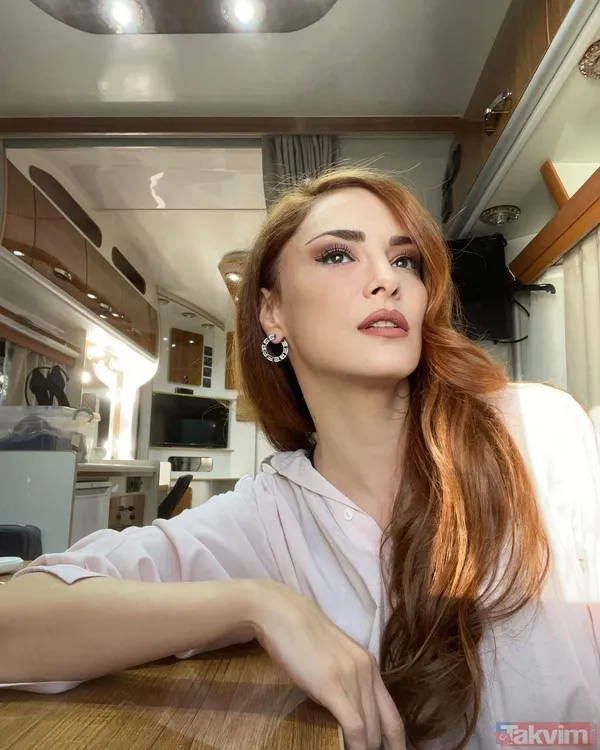 20’lik genç kızları kıskandırdı! Mine Tugay süper minisini giyip değme mankenlere taş çıkardı! Bir sağ bir sola döndü her detayıyla... - 8