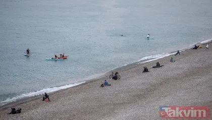 Kış günü Antalya’da turistler denize girdi