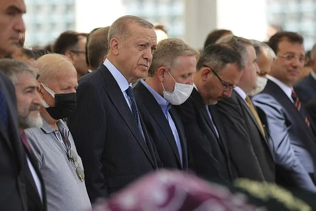 baskan-erdogan-goksel-gumusdagin-annesi-fethiye-gumusdagin-cenaze-torenine-katildi-1658321655242.jpeg Başkan Erdoğan, Göksel Gümüşdağ'ın annesi Fethiye Gümüşdağ'ın cenaze törenine katıldı-1
