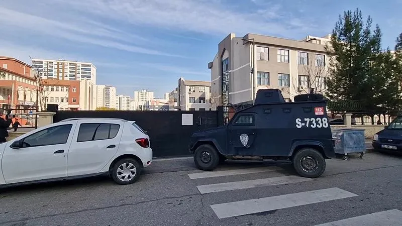 Diyarbakır'da bir öğrenci, dışarıdan getirdiği cıvayı okuldaki lavaboya döktü. (DHA)