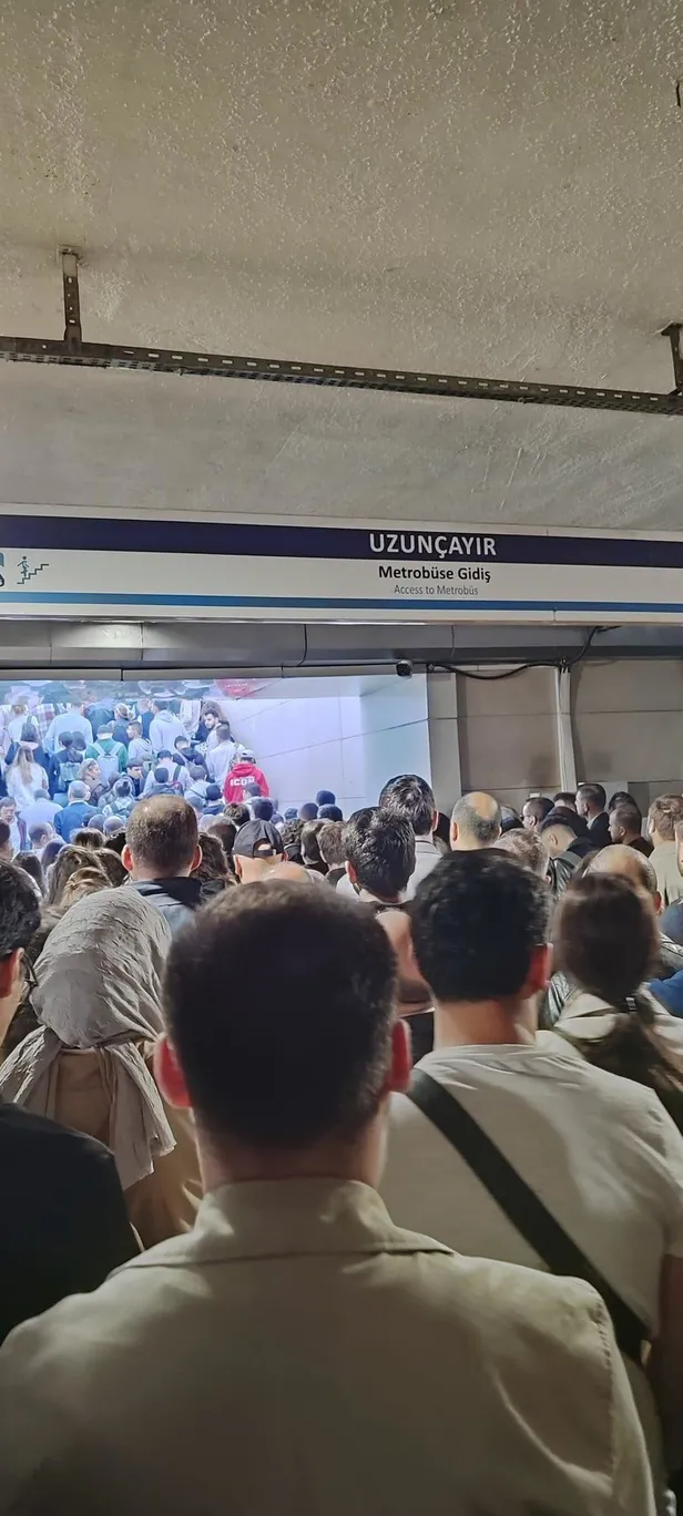 istanbulda-yine-metrobus-cilesi-vatandas-magdur-oldu-duraklar-tika-basa-1696402783044.jpeg
