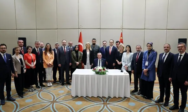 baskan-erdogandan-g20-liderler-zirvesi-sonrasi-6li-masaya-istiklal-patlamasi-tepkisi-bunlar-teroristlerle-kol-1668675012106.jpeg Başkan Erdoğan'dan G20 Liderler Zirvesi sonrası flaş 6'lı masa sözleri! "Altılı terör masası oldu! İYİ Parti umarız yerli ve milli bir duruş sergiler-4